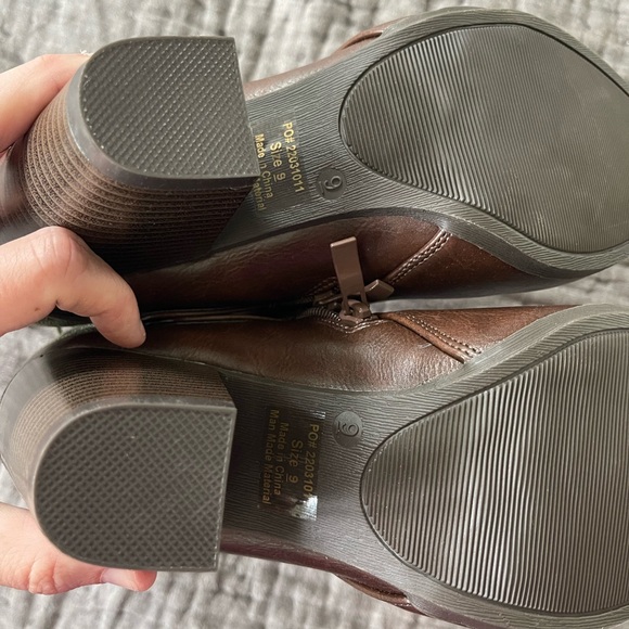 NWOT “leather” brown ankle booties lace up tie zippered size 9 heeled heels - Picture 5 of 7